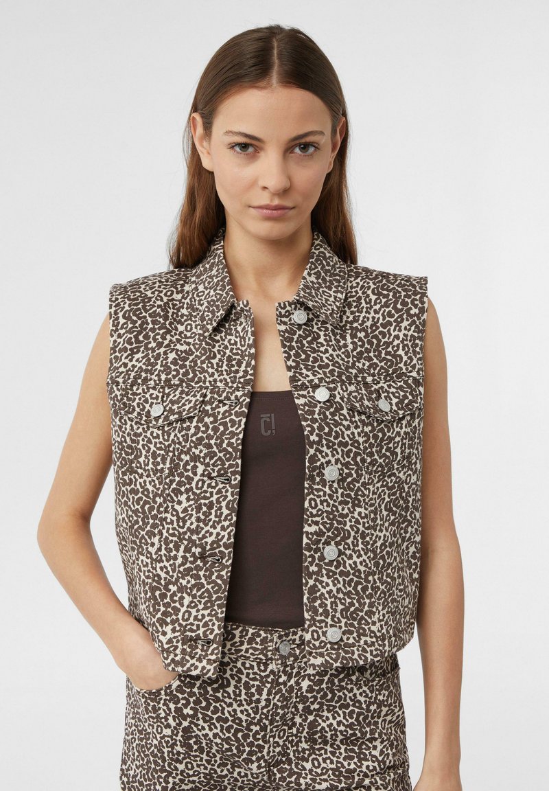 Braun-beige Leopard-Print ärmellose Weste mit Kragen, vorderen Knopfverschlüssen und zwei Brusttaschen. Glatte Stoffstruktur.