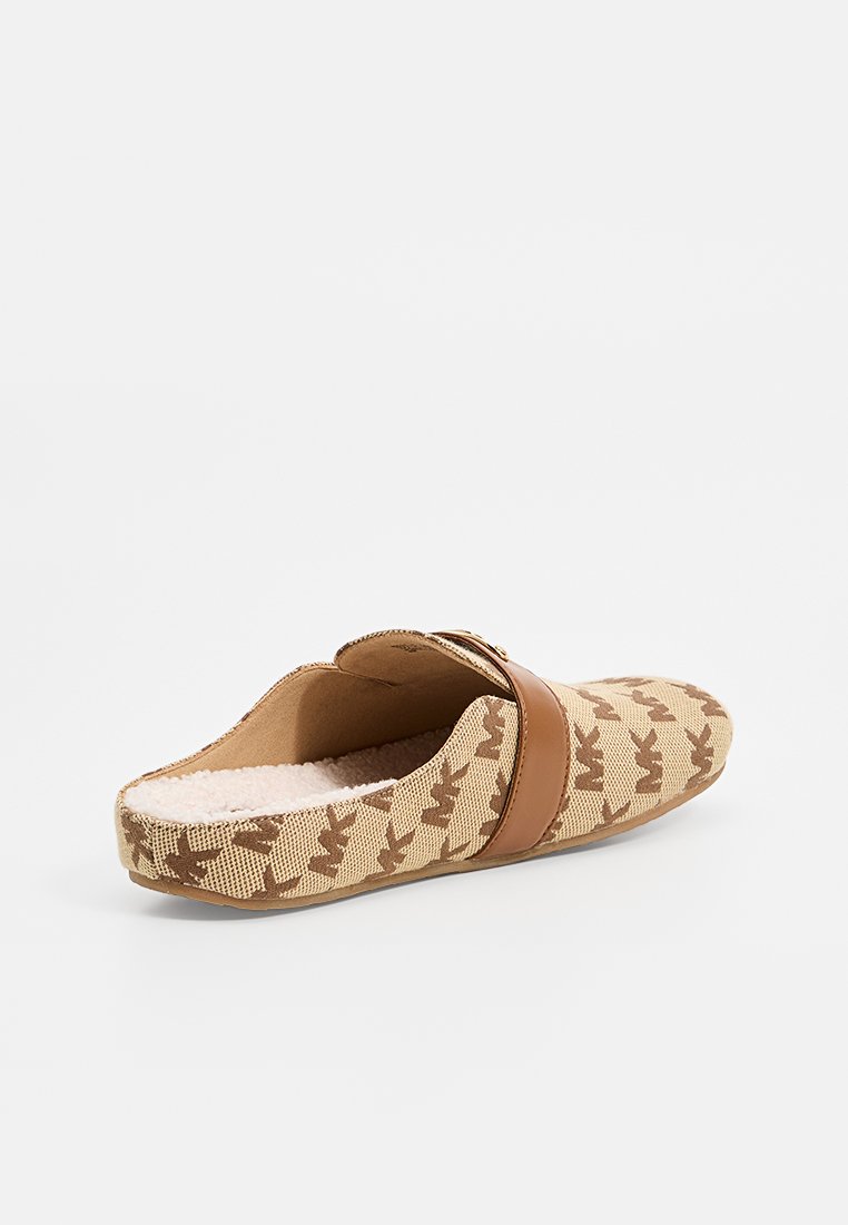 Bruna och bruna slipskor med houndstooth-mönster, mockaband och mjuk inredning. Formgjuten fotbädd för komfort.