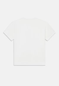 Balti marškinėliai trumpomis rankovėmis, apvalia iškirpte ir vientisa nugara. Pagaminti iš lengvos medvilnės medžiagos. Be matomų raštų ar akcentų.