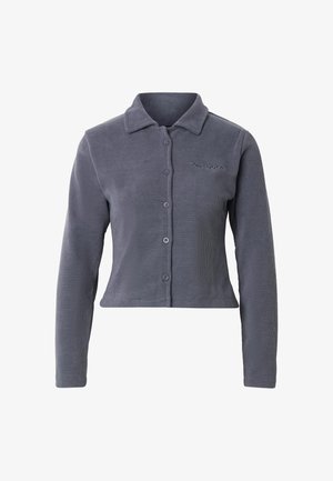 Maglietta corta a maniche lunghe in grigio scuro con bordi a coste, colletto e chiusura frontale con bottoni, con logo del marchio ricamato in modo discreto sul petto a sinistra.