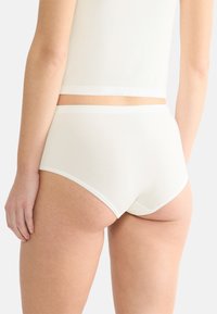 Slip hipster bianchi in cotone, con una superficie liscia e una vita elastica. Design semplice senza motivi visibili o accentuazioni hardware.