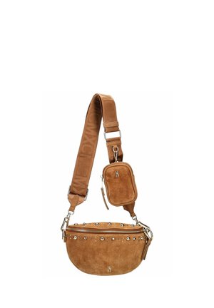 Sac bandoulière en daim marron avec des accents cloutés, une large sangle réglable et une petite pochette zippée attachée.