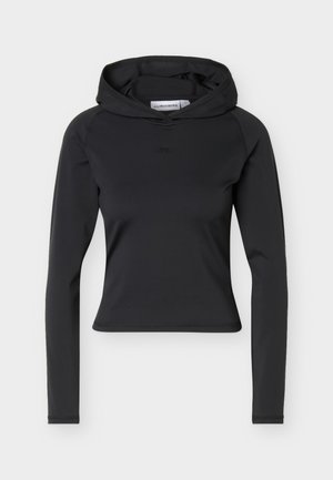 Sudadera negra ajustada de manga larga con capucha y un logo sutil en el frente, confeccionada con una tela suave y elástica, presentada sobre un fondo liso.