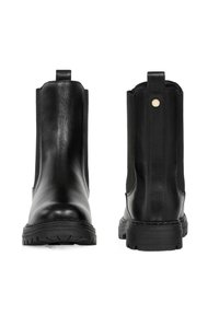 Czarne skórzane botki na kostkę z elastycznymi panelami bocznymi, pętlą do zakładania i teksturowaną gumową podeszwą z bieżnikiem.