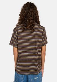 T-shirt marron à manches courtes avec des rayures horizontales jaunes, bleues et blanches. Coupe décontractée et tissu doux, doté d'un col rond.
