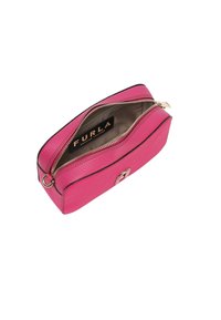 Borsa cosmetica in pelle rosa FURLA con chiusura a zip, bordo nero e hardware metallico. L'interno presenta una fodera beige con il logo.