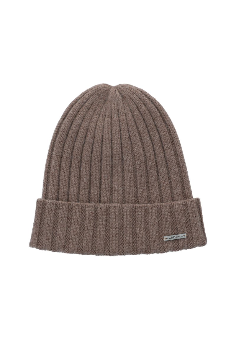 Brązowa dzianinowa czapka z prążkowanej włóczki z podwiniętym mankietem i małą tkaną metką. Wykonana z miękkiej przędzy, o teksturowanym wykończeniu.