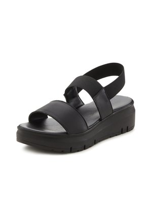 Schwarze synthetische Sandale mit zwei breiten Riemen und einem elastischen Band an der Ferse; flache Sohle mit strukturiertem Oberflächen und einem leicht erhöhten Absatz.