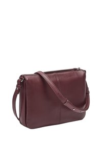 Bordowa skórzana torba na ramię z regulowanym paskiem i zamknięciem na zamek u góry, prezentująca gładką fakturę i przeszycia.