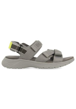 Sandalias grises con correas ajustables, tela texturizada, suela acolchada y un leve tacón con una plantilla estampada.