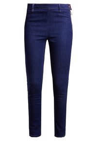 Tmavě modré džínové kalhoty se slim fit střihem, s zipovým zapínáním, pěti kapsami a oranžovými strojovými stehy. Hladká textura.