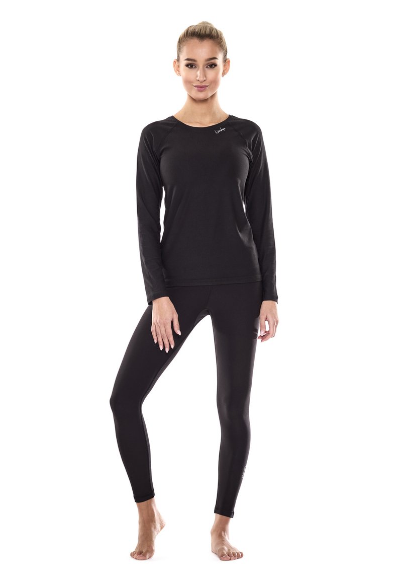 Maglietta nera a maniche lunghe e leggings aderenti realizzati in tessuto liscio. Accentuati da un logo sottile sul petto e cuciture a contrasto.