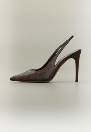 Chaussure à talon haut marron avec bride arrière, bout pointu et motif en cuir texturé sur fond neutre.