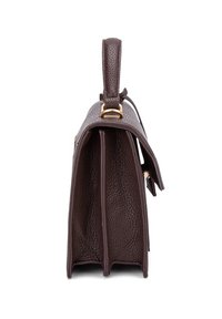 Borsa a mano in pelle marrone con finitura texture, doppio scomparto e una tracolla corta con hardware dorato. Forma rettangolare compatta.