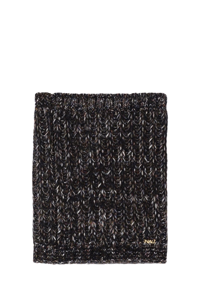 Gebreide nekwarmer in donkere tinten met een gestructureerd ribbels patroon, featuring multikleurige draden en een klein gouden logo accent.