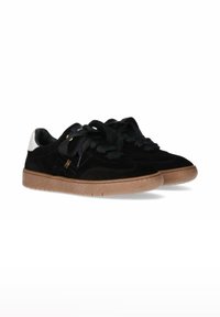 Sneaker in suede nera con chiusura in pizzo rimovibile nera, suola in gomma marrone e accento bianco sul tallone. Presenta un dettaglio del logo impresso sul lato.