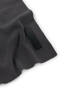 Mörkgrått stickat halsduk med en slät yta och en subtil ribbad design. Inkluderar en rektangulär svart läderetikett med präglad text.