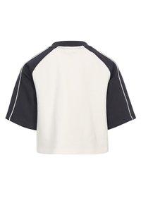 Korte mouwen T-shirt met een crèmekleurig lijf en marineblauwe raglanmouwen, voorzien van witte biezen langs de schoudernaden. Gemaakt van katoen.