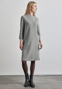 Street One KNIELANGES GLITZER - Strickkleid - grau