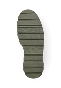 Olijfgroene rubber voetbalschoen zool met een gepattern surface, voorzien van groeven en ribbels voor tractie, en met het reliëf "M O’ P" merk.