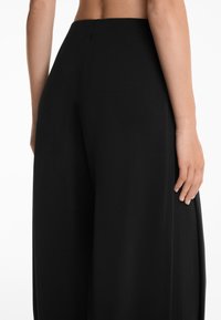 OYSHO SOFT-TOUCH WIDE LEG SIDE-PLEATED - Pantaloni - black