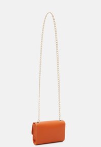 Orange texturerat läder crossbody-väska med en guldkedjeslinga, med en elegant rektangulär form och utan synliga stängningar.