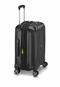 Valigia rigida nera con design rigato, doppie cerniere, manico telescopico e quattro ruote per la mobilità. Presenta una cerniera gialla.