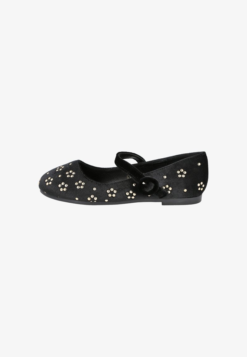 Zapato plano negro con punta redonda, con una correa, decorado con tachuelas doradas en un patrón floral en la parte superior. Acabado en tela texturada.
