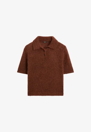 Maglione polo lavorato a maglia marrone a maniche corte con colletto e tre bottoni sul davanti, su uno sfondo bianco.