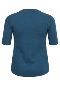 Teal bomuldsskjorte med rund halsudskæring, trekvartærmer og en glat, ensartet tekstur. Bagsiden viser et lige snit med subtile syninger.