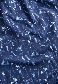 Laine navy dengan pola ulang motif golf biru muda, termasuk pegolf, klub, kereta, dan bendera, menciptakan penampilan yang bertekstur.