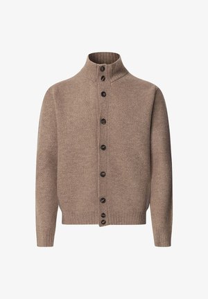 Gebreide cardigan in een warme beige kleur. Heeft een hoge kraag, zeven donkere knopen en een textuurpatroon door de stof.