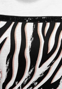 Schwarz-weißes Zebra-Musterstoff mit pinken Akzenten, verziert mit einem schwarzen Paillettenbesatz entlang des oberen Randes. Weiche, glatte Textur.