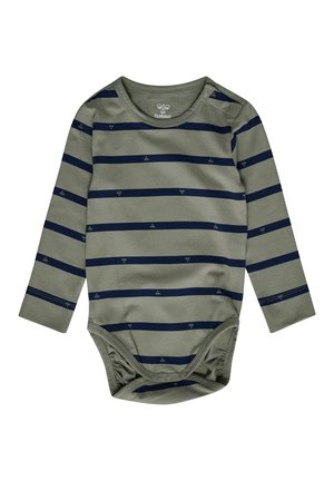 Body bébé vert olive à manches longues avec des rayures horizontales bleu marine, orné de petits logos d'abeilles et de boutons-pression en bas.