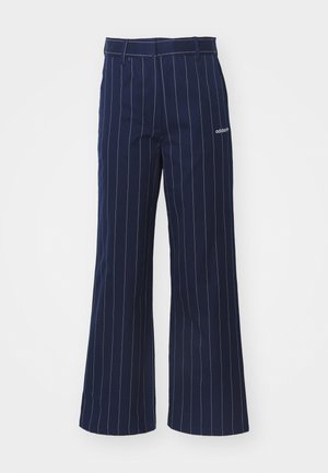Pantaloni lungi cu dungi navy blue, cu un design cu picioare largi, având un brâu solid și un logo brodat pe lateral.