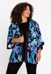 Bloemen kimono met opvallende blauwe en paarse bladpatronen op een zwarte achtergrond. Satijnen afwerking, losse mouwen en zwarte bies langs de randen.