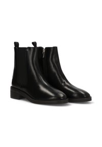Botas de tobillo de cuero negro con un acabado suave, paneles laterales elásticos y un zipper lateral. Tacón bajo y bucle en la parte superior para un fácil calzado.