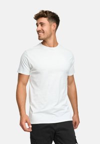 T-shirt bianco con collo a giro in cotone, maniche corte, caratterizzato da un logo sottile sul petto. La vestibilità è casual e rilassata.