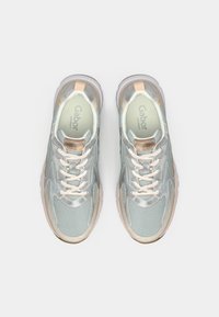 Αθλητικά παπούτσια ανοιχτού γκρι χρώματος με πλέγμα στην επάνω επιφάνεια, χρυσαφένιες λεπτομέρειες και λευκά κορδόνια. Διαθέτουν στρογγυλεμένη μύτη και μαξιλαρωτή σόλα για άνεση.