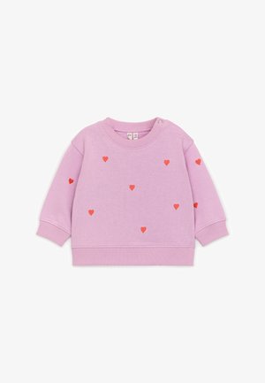 Malinasto vijoličasta otroška majica z dolgimi rokavi, z rebrastimi manšetami in spodnjim robom, okrašena z majhnimi raztresenimi rdečimi odtisi src in s sponkami na ramenih.