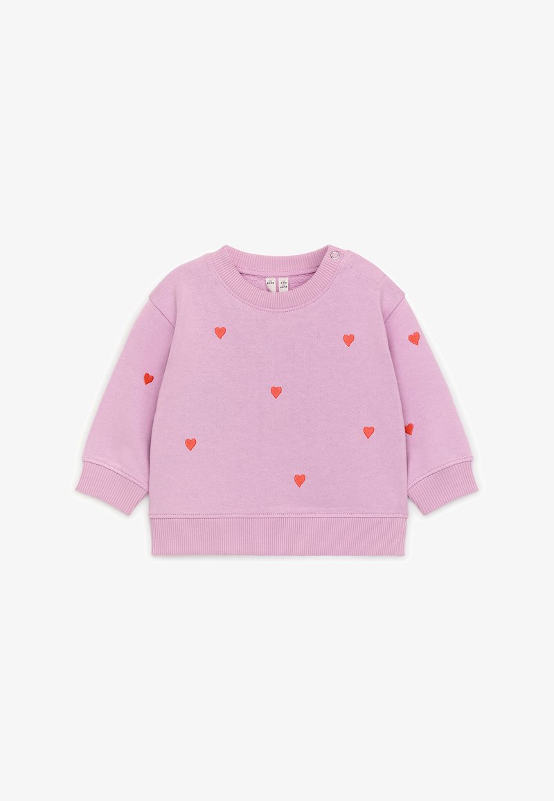 Sweat-shirt bébé lilas à manches longues avec poignets et ourlet côtelés, décoré de petits imprimés rouges en forme de cœur dispersés et de boutons-pression à l'épaule.