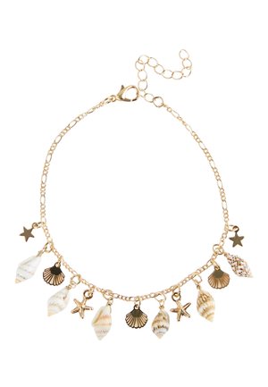 Goldene Fußkette mit abwechselnden kleinen Muscheln, Seesternen und sternförmigen Anhängern vor weißem Hintergrund.