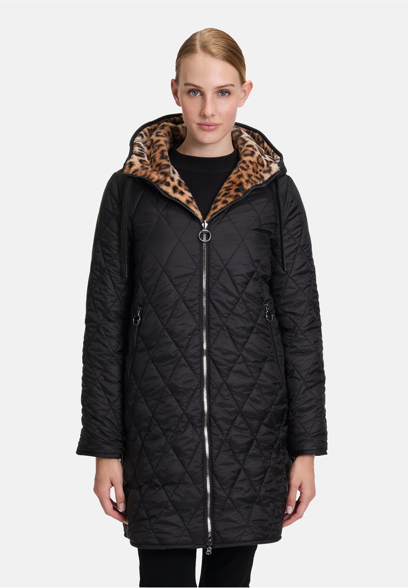 Gequilted zwarte lange jas met een luipaardprint voering, voorzien van een ritssluiting, capuchon en zijzakken voor extra functionaliteit.