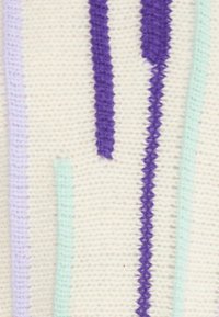 Strickstoff mit senkrechten Streifen in Lavendel, Lila und Minze auf einem cremefarbenen Hintergrund; glatte Textur mit unterschiedlichen Breiten.