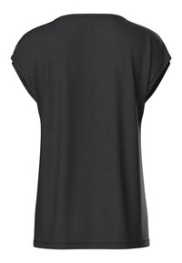 Sort kortærmet top med en afslappet pasform, rund hals og glat tekstur med foldede skuldersømme. Designet uden mønstre eller accenter.