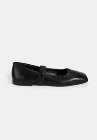 Schwarze Ballerina mit runder Spitze, strukturiertem Riemen über dem Spann, glattem Lederoberfläche und minimalistischer Gestaltung, flache Sohle.