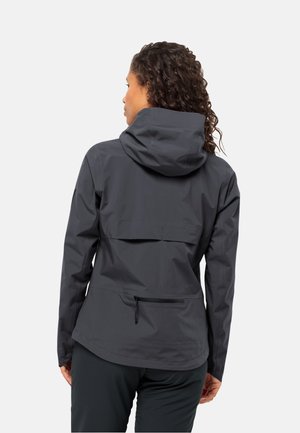 Giacca anorak impermeabile di colore grigio scuro, dotata di cappuccio, ventola posteriore e una tasca con zip sulla parte bassa della schiena per una maggiore funzionalità.