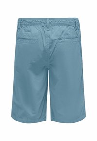 Shorts azzurri chiari realizzati in tessuto leggero e liscio, dotati di vita con cordoncino e due tasche posteriori con patta.