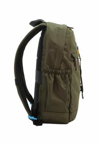 Zaino in nylon verde con spallacci neri imbottiti, tasca laterale elastica, tasca frontale con cerniera e dettagli colorati.