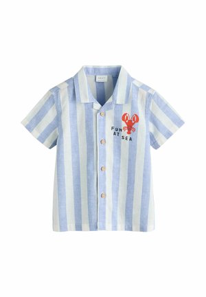 Kurzärmeliges Hemd mit Knopfleiste, vertikalen blauen und weißen Streifen, rotem Hummer-Grafik und dem Schriftzug "FUN AT SEA" auf der Brust.
